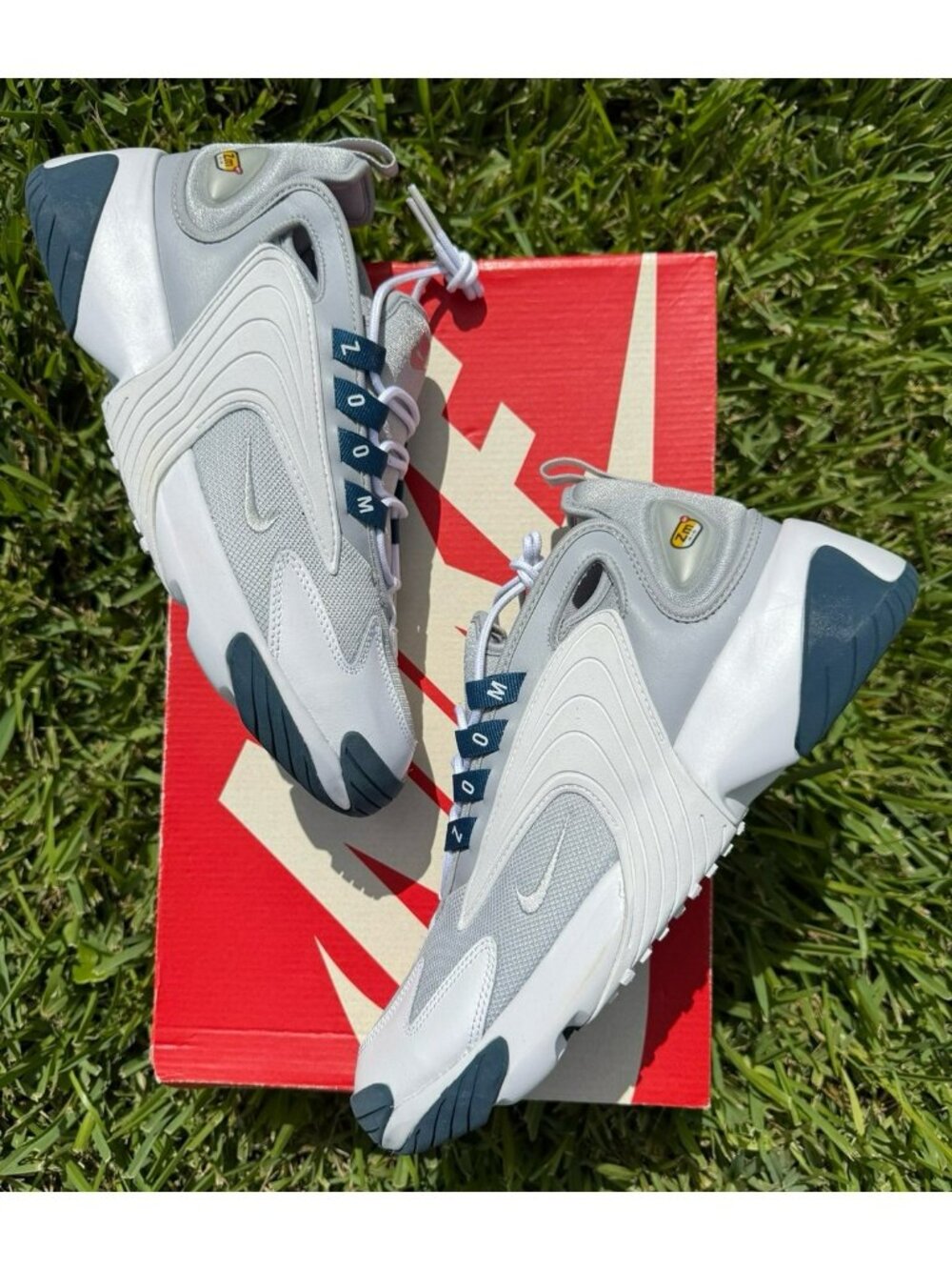 9 WOMEN'S NIKE ZOOM 2K AO0354-004 GRAY / WHITE SNEAKERS